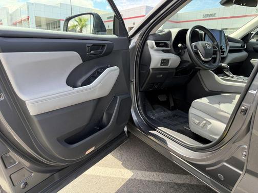Magnetic Gray Metallic 2025 Toyota Highlander LE