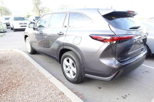 Magnetic Gray Metallic 2025 Toyota Highlander LE