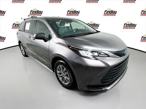 2022 Toyota Sienna LE