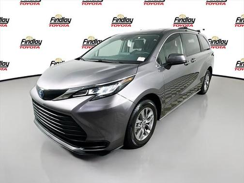 2022 Toyota Sienna LE