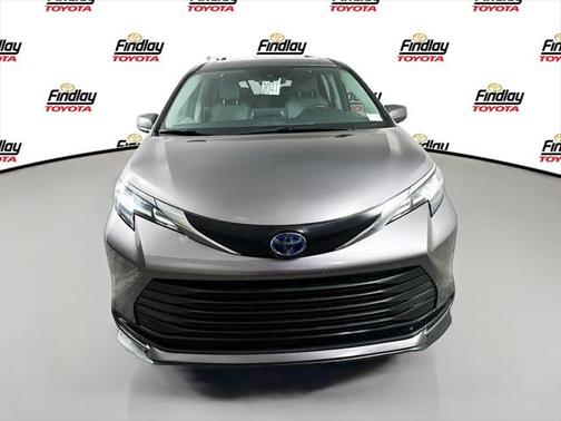 2022 Toyota Sienna LE