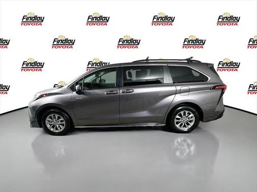 2022 Toyota Sienna LE
