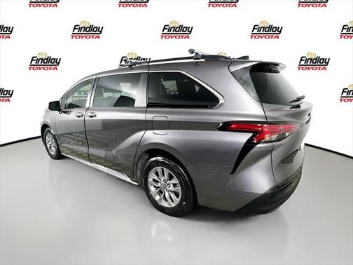 2022 Toyota Sienna LE