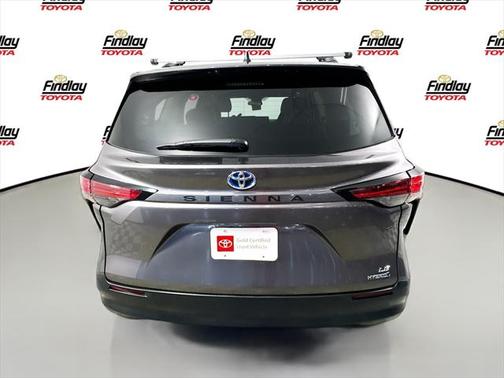 2022 Toyota Sienna LE