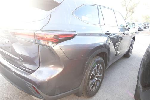 Magnetic Gray Metallic 2025 Toyota Highlander XLE