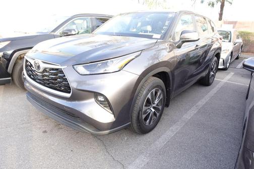 Magnetic Gray Metallic 2025 Toyota Highlander XLE