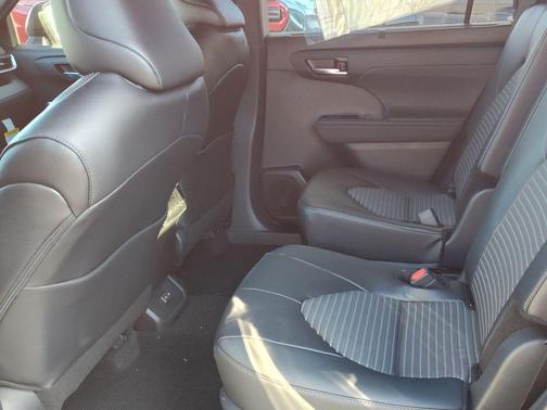 Midnight Black Metallic 2026 Toyota Highlander XSE