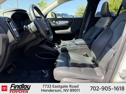 Ice White 2019 Volvo XC40 T5 Momentum
