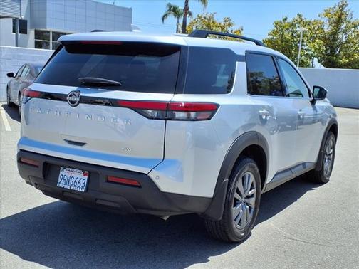 2024 Nissan Pathfinder SV