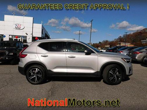 2025 Volvo XC40 Core Bright Theme