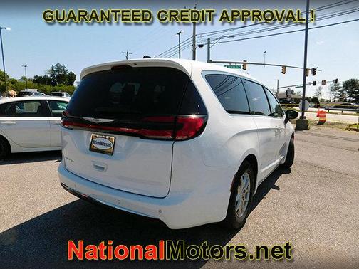 Bright White Clearcoat 2024 Chrysler Pacifica Touring L