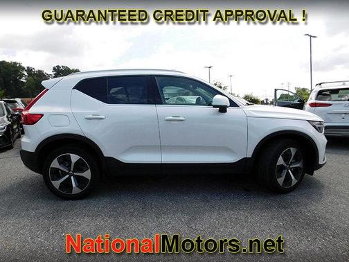 2023 Volvo XC40 Plus Bright Theme