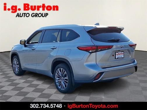 2022 Toyota Highlander Hybrid Platinum