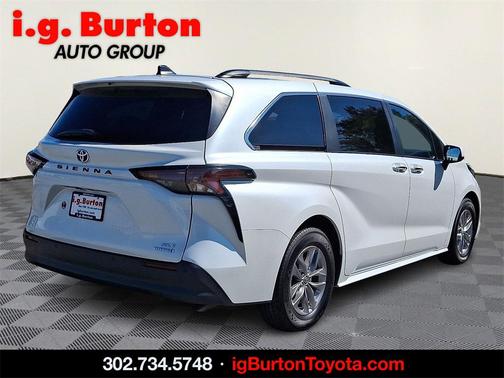 2023 Toyota Sienna XLE 8 Passenger