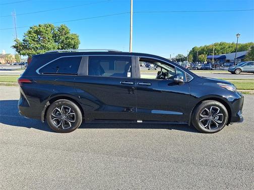 2025 Toyota Sienna Platinum 7 Passenger