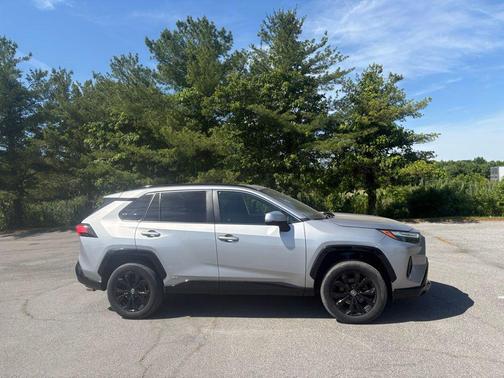 Silver Sky Metallic 2022 Toyota RAV4 Hybrid SE