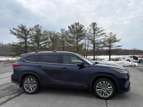 2022 Toyota Highlander Hybrid Platinum