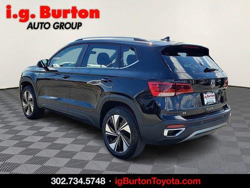 Deep Black Pearl 2024 Volkswagen Taos 1.5T SE