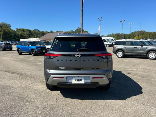 2023 Nissan Pathfinder SL 4WD