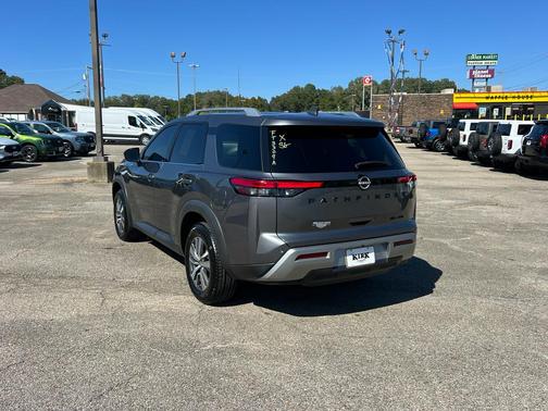 2023 Nissan Pathfinder SL 4WD
