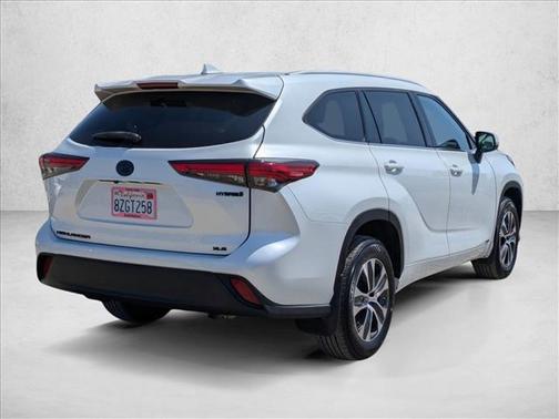 Wind Chill Pearl 2022 Toyota Highlander Hybrid XLE