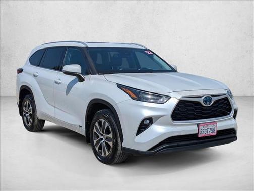 Wind Chill Pearl 2022 Toyota Highlander Hybrid XLE