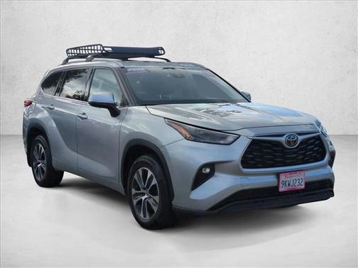 Celestial Silver Metallic 2022 Toyota Highlander XLE