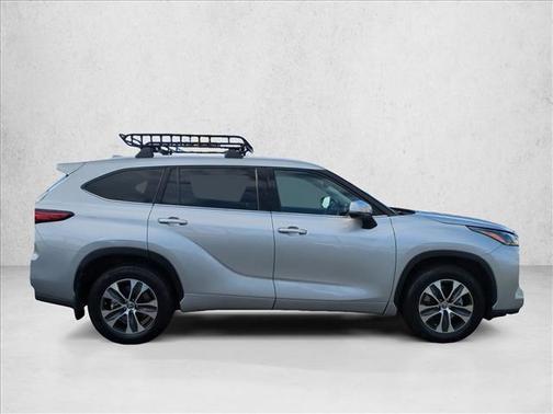 Celestial Silver Metallic 2022 Toyota Highlander XLE