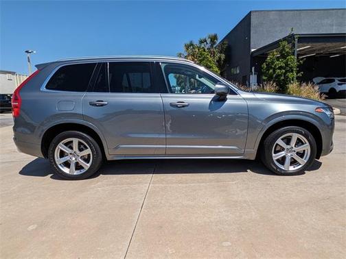 2020 Volvo XC90 T6 Momentum