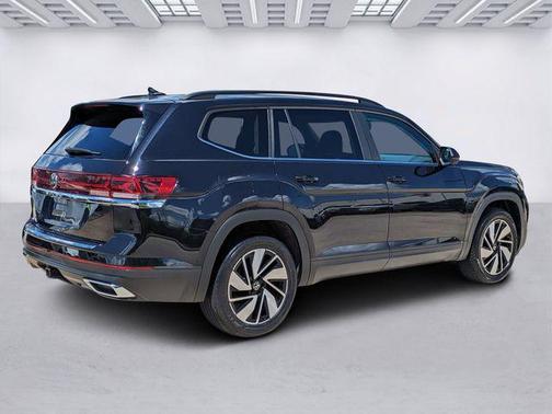 Deep Black Pearl 2024 Volkswagen Atlas 2.0T SE w/Technology