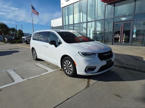 2024 Chrysler Pacifica Hybrid Select