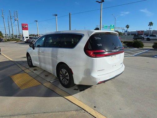 2024 Chrysler Pacifica Hybrid Select