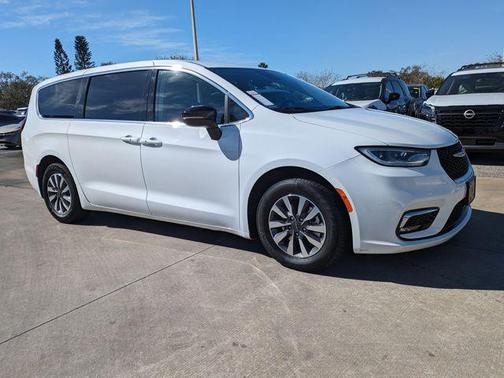 2024 Chrysler Pacifica Hybrid Select