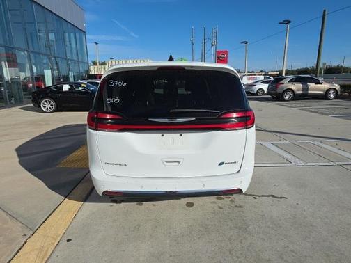 2024 Chrysler Pacifica Hybrid Select