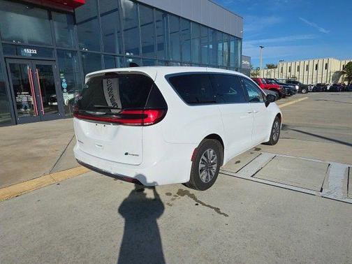 2024 Chrysler Pacifica Hybrid Select