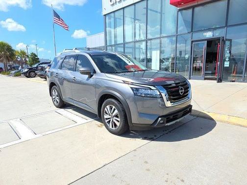 Gun Metallic 2022 Nissan Pathfinder SL 4WD