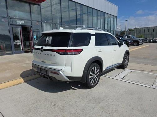 2022 Nissan Pathfinder Platinum 2WD
