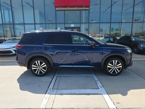 2025 Nissan Pathfinder Platinum FWD