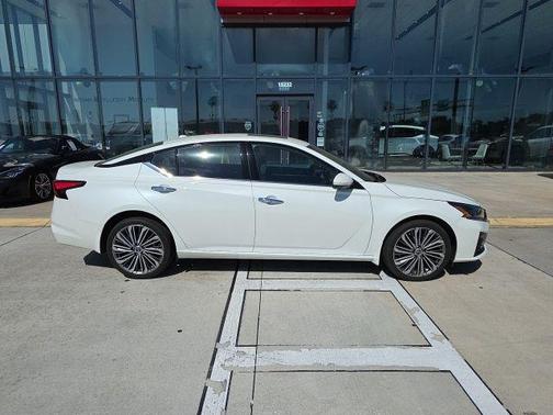 Pearl White Tricoat 2023 Nissan Altima 2.5 SL