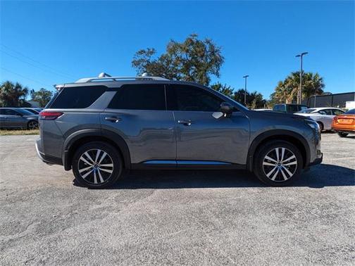 2025 Nissan Pathfinder Platinum FWD