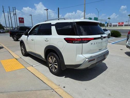 2022 Nissan Pathfinder SL 4WD