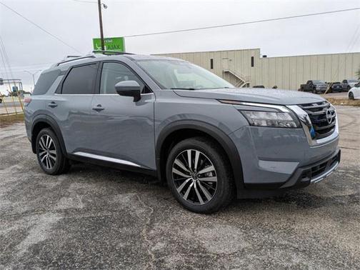 2025 Nissan Pathfinder Platinum FWD