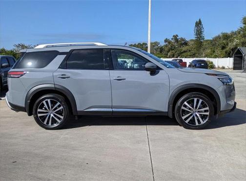 2025 Nissan Pathfinder Platinum FWD