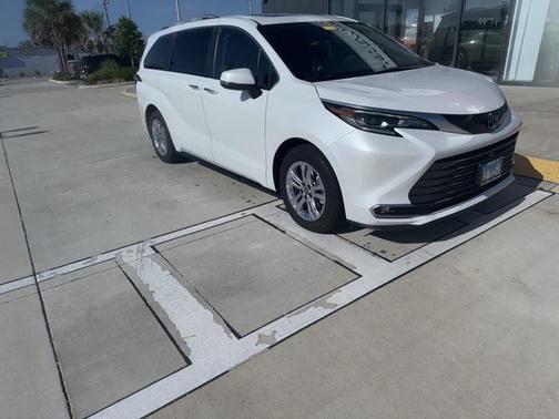 2024 Toyota Sienna Platinum 7 Passenger
