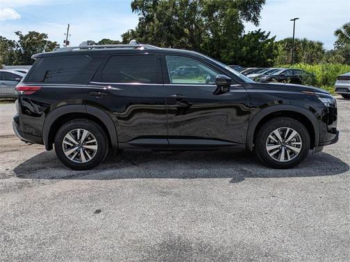 2025 Nissan Pathfinder SL FWD