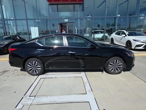 Super Black 2023 Nissan Altima 2.5 SV