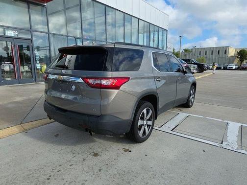 Pepperdust Metallic 2019 Chevrolet Traverse LT Leather