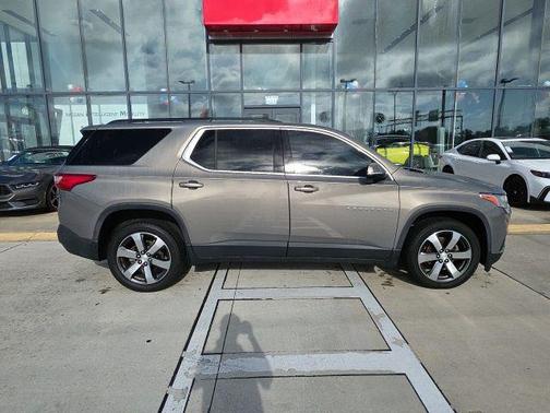 Pepperdust Metallic 2019 Chevrolet Traverse LT Leather