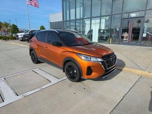 Monarch Orange Metallic/Super Black 2024 Nissan Kicks SV