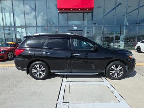 2017 Nissan Pathfinder SV